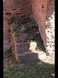 01506 ostia - regio ii - insula vi - casa del soffitto dipinto (ii,vi,5-6) - via della corporazzioni - 4. laden von norden - bar - treppe - suedostecke - 09-2022.jpg